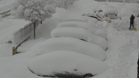 Hakkari'de 210 yerleşim yeri yolu kapandı; araçlar kara gömüldü