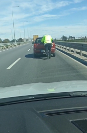 Yolda kalan sürücünün imdadına trafik polisi yetişti