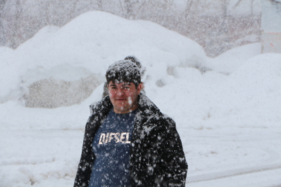 Karlıova'da kar yağışı ve tipi; 35 köy yolu kapandı