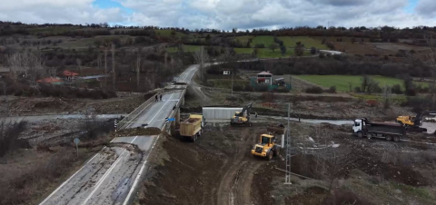Çomu çayı köprüsü ulaşıma kapatıldı, ekiplerin geçici köprü için yoğun mesaisi dronla görüntülendi