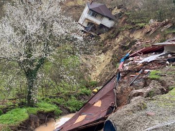 Ordu’da heyelan; 2 ev ve 1 spor tesisi yıkıldı