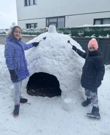 Yağışı eğlenceye dönüştüren çocuklar, kardan ev yaptı