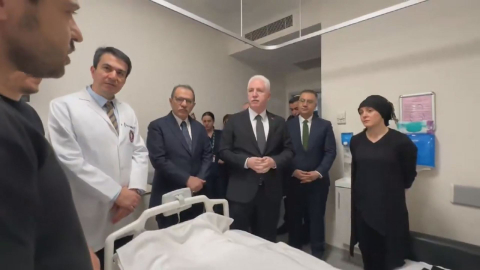 İstanbul- Vali Gül, Çekmeköy'de lisede bıçaklanarak yaralanan öğrenciyi ziyaret etti