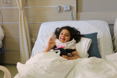 Ameliyatla çenesi boynundan ayrılan Gülşah, artık annesini öpebiliyor