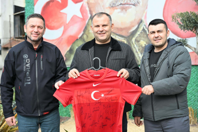 A Milli Takım futbolcularının imzaladığı forma, DMD hastası Rahmi Kerem için satışta