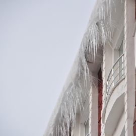 Kars’ta çatılardaki buz sarkıtları tehlike oluşturuyor