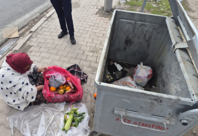 Çöpten eşya topluyormuş gibi duygu sömürüsü yapan 2 dilenci yakalandı