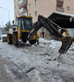 Yollardaki 20 santimlik buz tabakasını iş makinesinin hidrolik kırıcısıyla kırdılar
