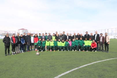 Yüksekova köy ve mahalle muhtarlarından kadın takımına ziyaret