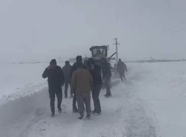 Kars'ta kara saplanan 12 araç ve içindekiler kurtarıldı