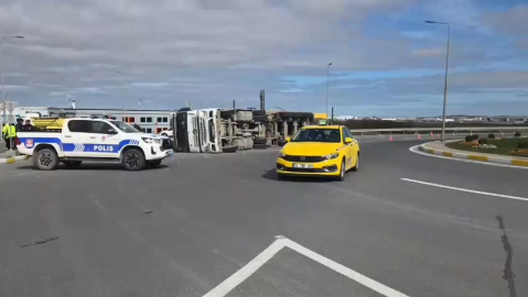 İstanbul- Arnavutköy’de hafriyat kamyonu devrildi