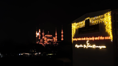 İstanbul - İstanbul'da bazı okulların dış cepheleri ramazana özel ışıklandırma ve süslemeyle donatıldı