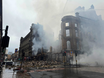 Glasgow'daki tren istasyonunda çıkan yangın nedeniyle bir bina yıkıldı