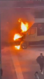 İstanbul- Avcılar’da park halindeki minibüs alev alev yandı