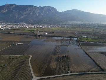 Manisa'da taşkın sonrası su içinde kalan Gediz Ovası normale döndü