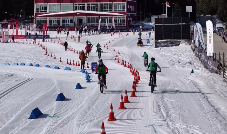 Kış Triatlonu’nda karla kaplı bölgede zorlu mücadele
