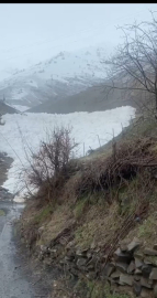 Hakkari-Çukurca kara yoluna çığ düşme anı kamerada (2)