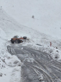 Çığ düşen kara yolunda yolcu otobüsünde mahsur kaldılar