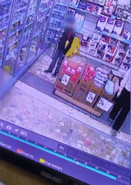 İstanbul – Sultangazi’de iki çocuğun marketten tereyağı çaldığı anlar kamerada