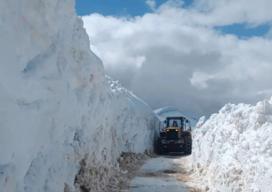 Bitlis’te çığ ve heyelan ulaşımı aksattı