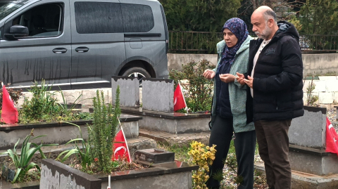 Depremzedeler arife gününde yakınlarının mezarlarını ziyaret etti