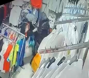 İstanbul- Esenyurt'ta bayramlık çikolata ve kıyafet çalan şüpheliler kamerada