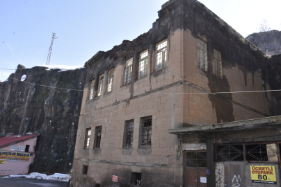 Bitlis’te tarihi evler yağışın da etkisiyle yıkılmaya başladı