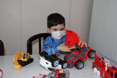 Lösemi hastası Muhammet Emin, tedavi sonrası ablasına kavuşup oyun oynamak istiyor