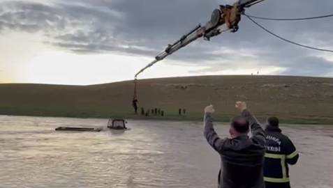 Derede mahsur kalan traktörün sürücüsü vinçle kurtarıldı