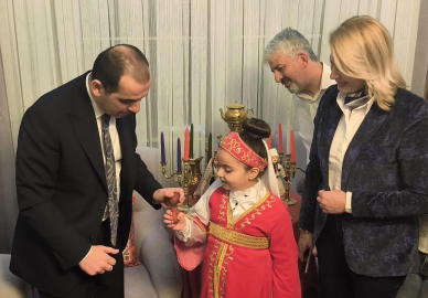 Vali Taşolar, yumurta tokuşturup, Nevruz ateşinin üzerinden atladı