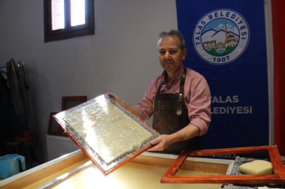 Tarihi konak atölyeye çevrildi; 2 bin yıllık yöntemle sanatsal kağıtlar üretiliyor