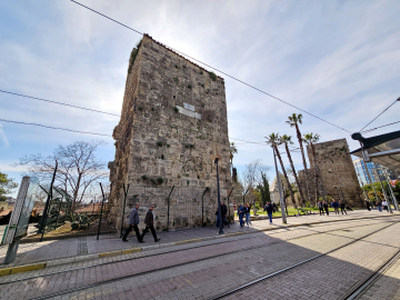 Tramvay tehdidindeki 2 bin yıllık burçlara tel örgülü önlem