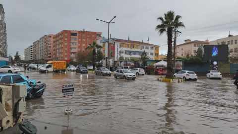 Kızıltepe’de sağanak nedeniyle cadde ve sokaklar göle döndü