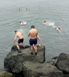 10 derece sıcaklıkta denize girdiler