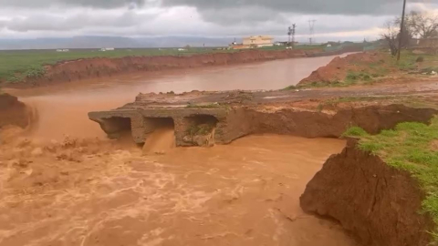Mardin’de sağanak nedeniyle köprü yıkıldı, 'dünyanın en uzun adamı' yolda kaldı