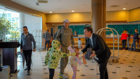 Marmaris'te turistler çiçeklerle karşılaşılandı