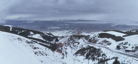 Kar kalınlığının 240 santimetre ölçüldüğü Palandöken'de kayak sezonu uzadı