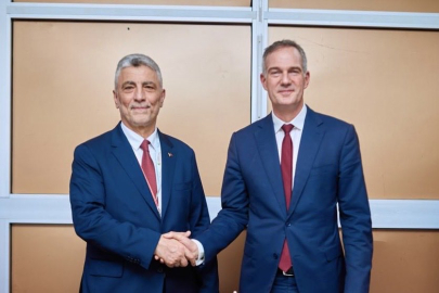 Bakan Bolat, Birleşik Krallık İş ve Ticaret Bakanı Kyle ile görüştü