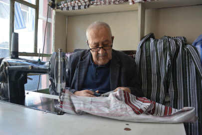 Yaşar usta, 12 metrekarelik dükkanında nostaljik çizgili pijamaları 60 yıldır üretiyor