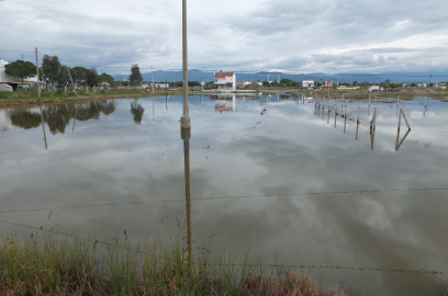 Burhaniye'de yazlıklar ve tarlalar su içinde kaldı