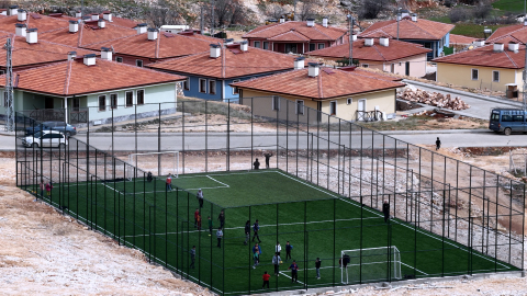Bakan Kurum, depremzede çocukların halı saha keyfini paylaştı
