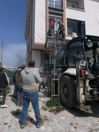 İstanbul - Arnavutköy’de binada çıkan yangında mahsur kalanlar kepçeyle kurtarıldı