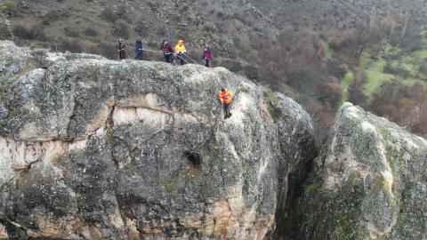 Kayalıkta mahsur kalan keçiyi itfaiye kurtardı