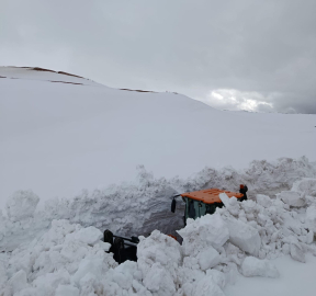 Erzincan’da 4 metreyi aşan karla mücadele