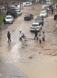 Mardin’de sağanak nedeniyle cadde ve sokaklar göle döndü