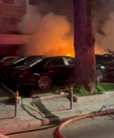 Beşiktaş'ta araç kiralama şirketinde yangın; 15 lüks araç yandı