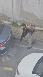 İsrail Konsolosluğu önündeki çatışma: Saldırganların etkisiz hale getirildiği anlar kamerada / Toplu görüntü