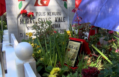 Şehit polisin mezarındaki ‘dünyanın en kral babası’ yazılı plaket duygulandırdı