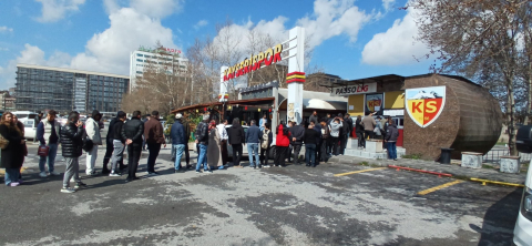 Kayserispor taraftarlarından Fenerbahçe maçının biletlerine büyük ilgi