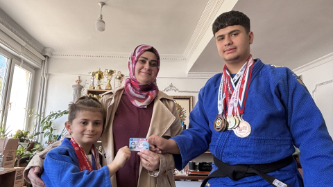 Annelerinin antrenmana götürmek için ehliyet aldığı judocu kardeşler, şampiyon oldu